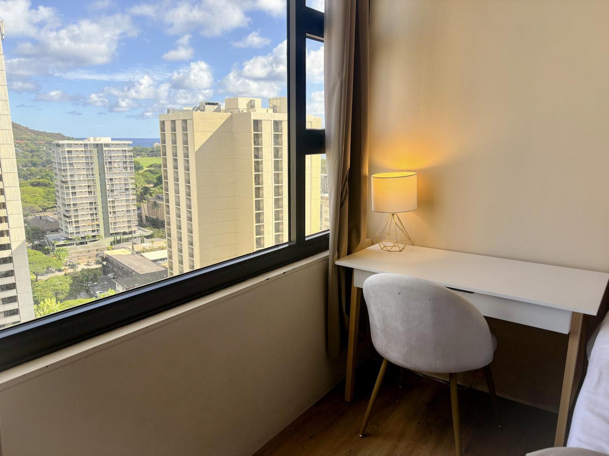 Waikiki Banyan 2111a